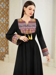 Al Najma Damen Maxikleid mit geometrischem Muster und Schalkragen - Schwarz - Übersicht 1