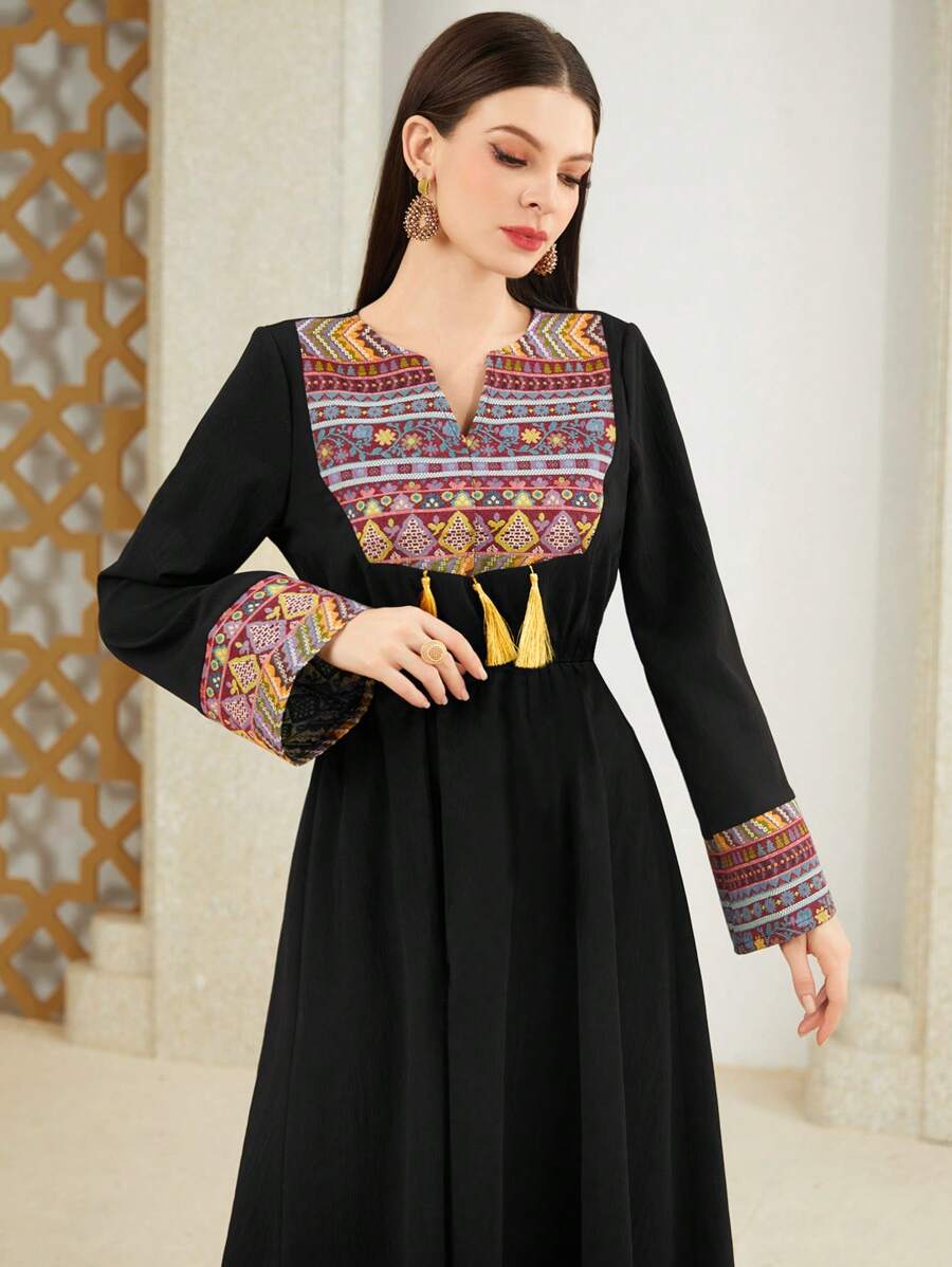 Al Najma Damen Maxikleid mit geometrischem Muster und Schalkragen - Schwarz - Übersicht 1