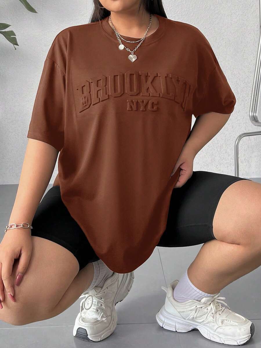 SHEIN EZwear 大尺碼女款圓領t恤,文字印花和浮雕效果 - 咖啡棕 - 查看 1