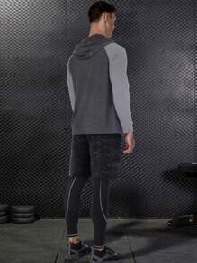 Conjunto deportivo para hombre de 5 piezas con mangas raglán con gráficos de letras y costuras superpuestas, ropa de gimnasio para hombres, traje atlético, conjunto de pantalones cortos para hombres - Gris - Ver 2