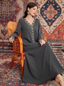 Al Najma 女士阿拉伯带 V 领前纽扣素净长袖连衣裙 - 深灰色 - 查看 6