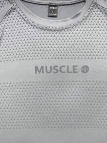 Manfinity Sport Corelite Camiseta deportiva básica de manga raglán con gráfico de letra estilo novio, parte superior transpirable para gimnasio - Gris - Ver 4