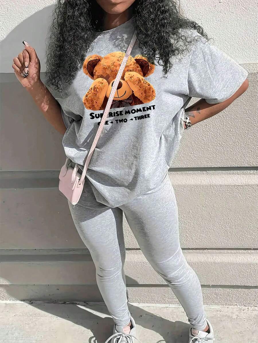 SHEIN Essnce 女性大碼短袖t卹,設有標語和卡通熊印花 - 灰色 - 查看 1