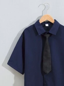 SHEIN 適合8-14歲男孩的休閒散襯寬鬆半袖襯衫,配有領帶 - 藍色 - 查看 9