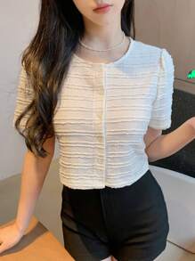 DAZY Áo thun tay ngắn cổ tròn cài nút phía trước, áo crop top nữ thời trang thanh lịch - trắng - Xem 2