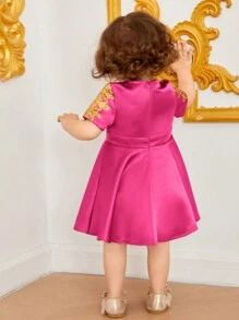 SHEIN 嬰兒女寶貝優雅印花禮服裙，適用於正式場合 - 玫紅色 - 查看 2