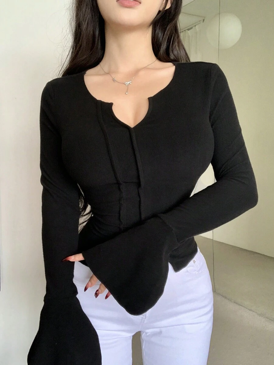 DAZY 合身長袖t恤,配搭嵌縫飾邊、燕尾袖及開叉領線設計 - 黑色 - 查看 1