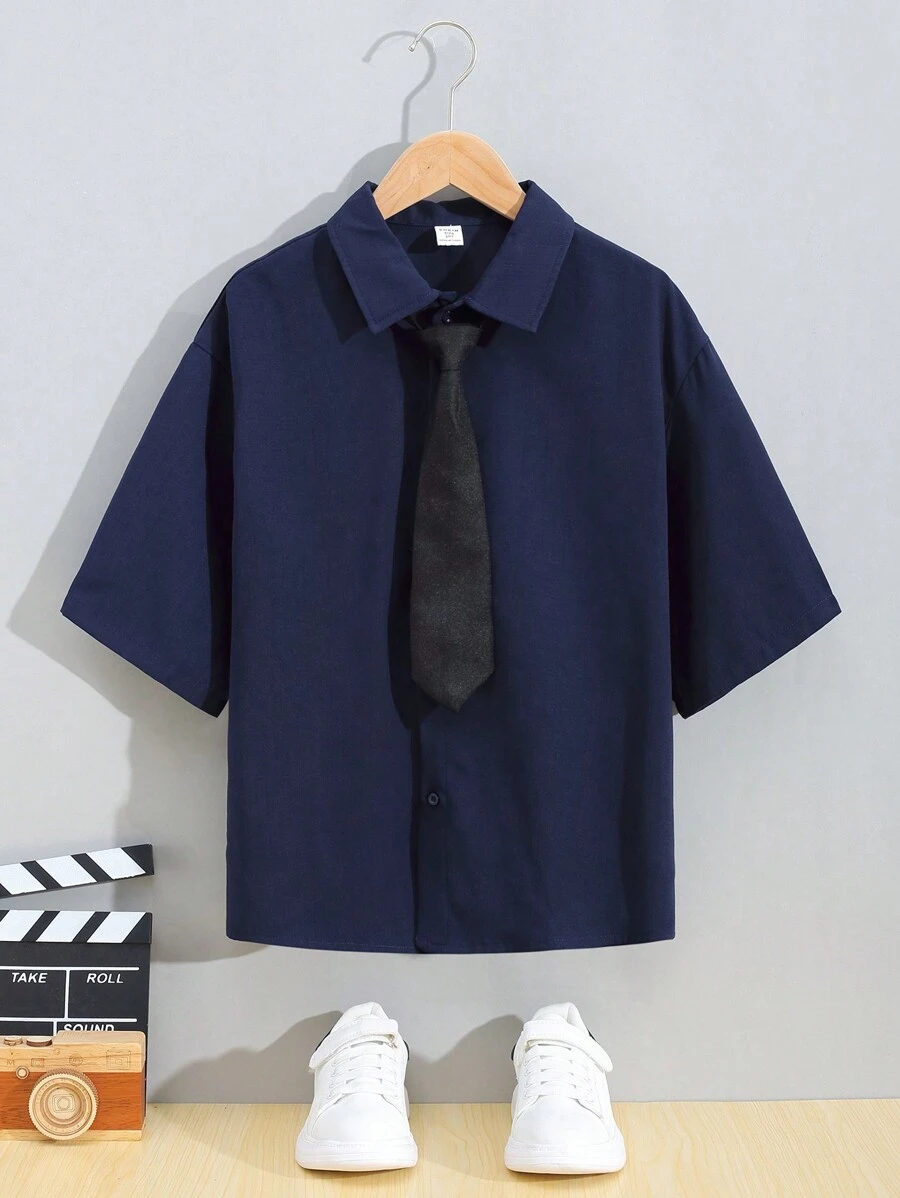 SHEIN 適合8-14歲男孩的休閒散襯寬鬆半袖襯衫,配有領帶 - 藍色 - 查看 1