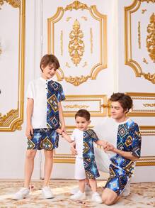 SHEIN Leap Crew Conjunto De Camisa De Manga Corta Con Cuello De Pie Y Shorts Con Patrón De Patchwork Para Niños Preadolescentes - Multicolor - Ver 1