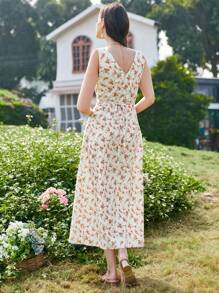 Aveloria Floral Printed V-Neck Bodycon Dress