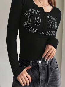 DAZY 女士紧身长袖T恤，半开襟纽扣，圆领，字母印花，秋季学院风上衣，长袖女式上衣，图案T恤 - 黑色 - 查看 4