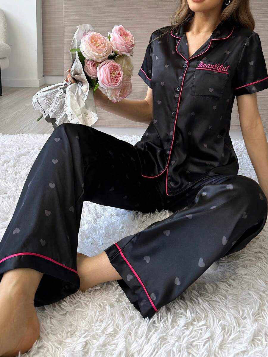 Ensemble pyjama avec Top à manches courtes et pantalon avec imprimé cœur, broderie lettres et blocs de couleurs - Noir - Voir 1