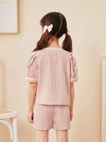SHEIN Conjunto De Blusa De Manga Corta Y Pantalones Cortos De Remiendo De Cinta Para Niñas Jóvenes - Rosa - Ver 2
