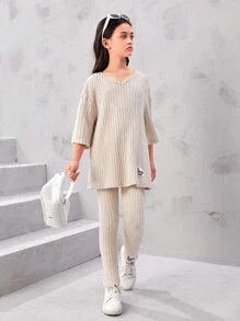SHEIN Cô gái Tween Lỏng lẻo Ngắn tay Áo thun Và Quần Bộ Với Khía Đường viền cổ áo , Lá thư Vá lại - Màu be - Xem 2