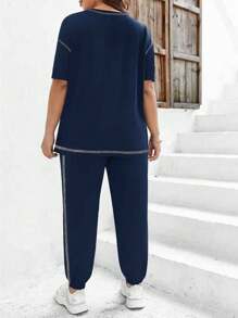 Mulvari 加大码字母图案缝纫细节短袖 T 恤和裤子套装 2 件套 - 藏蓝色 - 查看 2