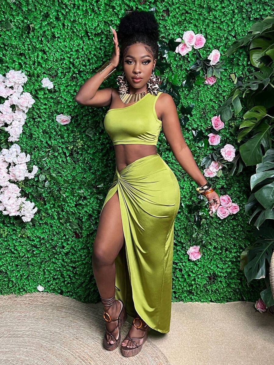 Slaydiva Conjunto de top corto de un solo hombro y falda larga con abertura alta retorcida - Verde - Ver 1