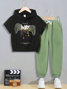 SHEIN Set cu glugă cu mânecă scurtă și pantaloni conici pentru băieți tineri, cu slogan cu controler de gaming, lejer, casual