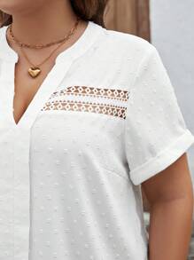 SHEIN LUNE 大尺碼純色蕾絲拼接衫,配有凸出的領口 - 白色 - 查看 4