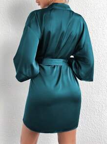 Bata de satén con cinturón y hombros caídos, sin conjunto de lencería, lujosa ropa de estar en casa