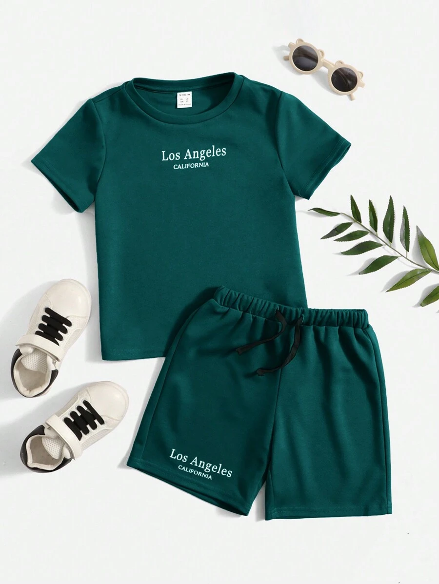 SHEIN 年輕男孩字母印花短袖t恤和短褲休閒舒適裝套裝 - 墨綠色 - 查看 1