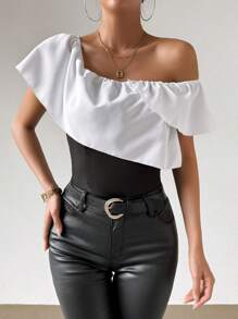 Chiquease Blusa Feminina De Dois Tons Com Decote Assimétrico E Babados - Preto e Branco - Visão 3