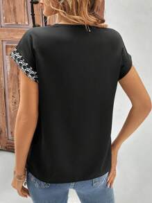 EMERY ROSE Women's Geometric Print Batwing Short Sleeve Shirt - Black - View 2