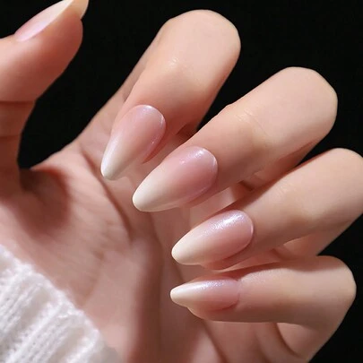 24片短款杏仁形激光渐变白色美甲贴纸，包含1个指甲锉和1瓶果冻凝胶美甲用品