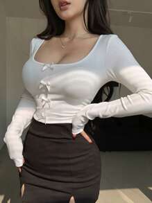 DAZY Blusa corta y sexy para mujer con mangas largas ajustadas, diseño estilizante con moño y ribete de contraste, ropa de otoño - Blanco - Ver 3