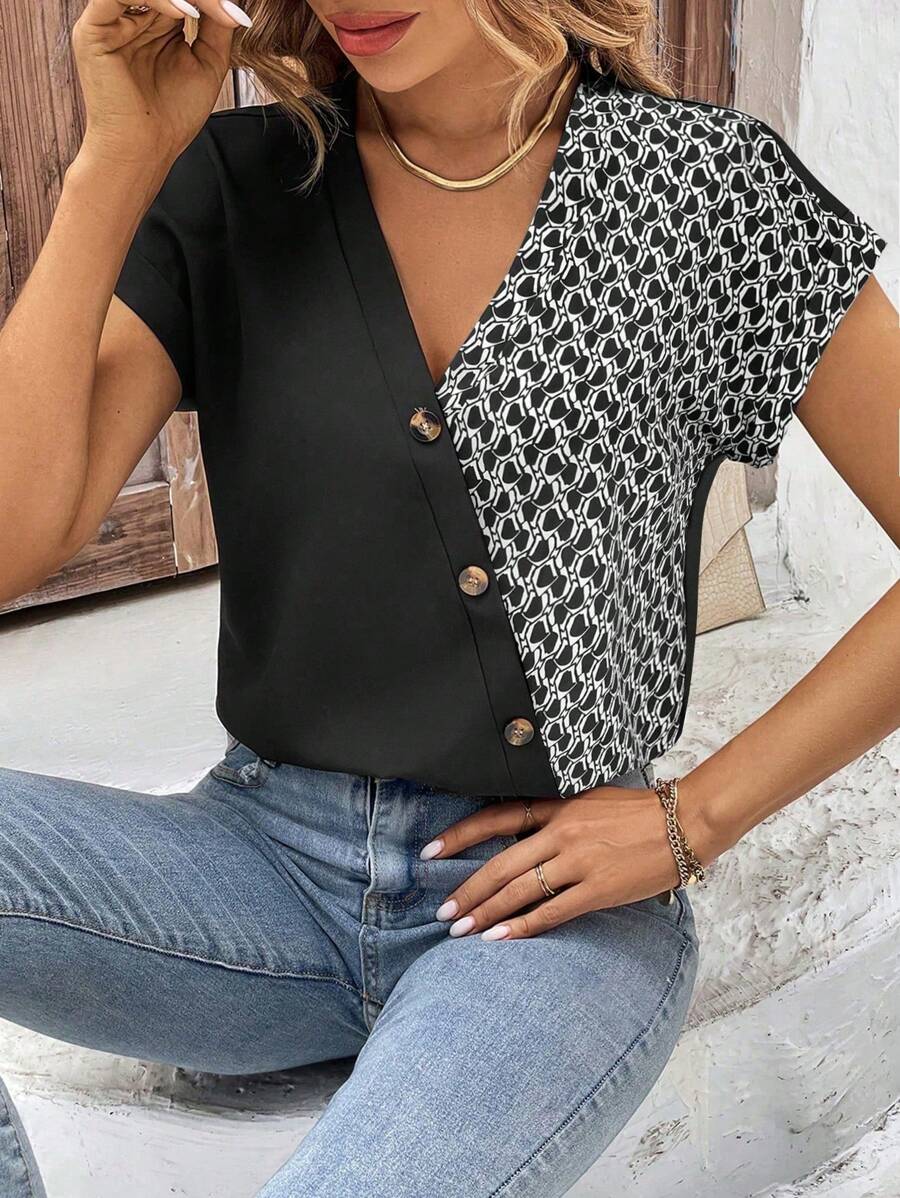 EMERY ROSE Women's Geometric Print Batwing Short Sleeve Shirt - Black - View 1