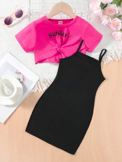 SHEIN Trẻ Cô gái Lá thư In Xoắn Nút Áo thun Và Váy Dây 2 Miếng Bộ