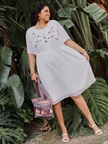 SHEIN Clasi Plus Size Embroidered Floral Detail Jacquard Dress - White - View 5