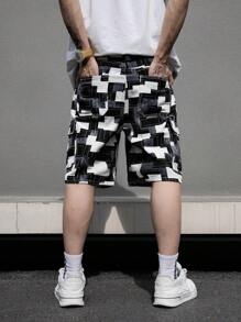 Manfinity Roughcore 男士拼布印花翻盖口袋牛仔短裤宽松派对拼色牛仔短裤，适合送给丈夫、男朋友的礼物，适合城市街头外出度假聚会，emo 风格 - 彩色 - 查看 2