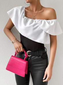 Chiquease Blusa Feminina De Dois Tons Com Decote Assimétrico E Babados - Preto e Branco - Visão 7