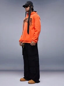 Manfinity RebelGame Lỏng lẻo phù hợp Nam Động tác & Đồ họa Chữ cái Túi kangaroo Hoodie - trái cam - Xem 4