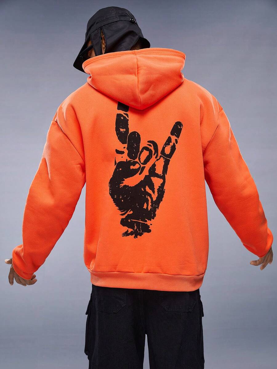 Manfinity RebelGame Lỏng lẻo phù hợp Nam Động tác & Đồ họa Chữ cái Túi kangaroo Hoodie - trái cam - Xem 1