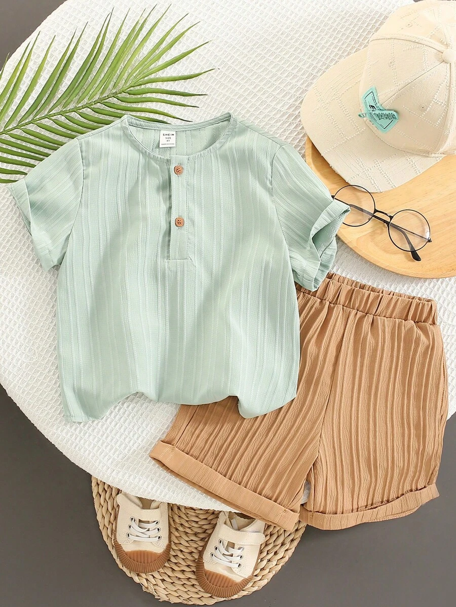 SHEIN Leap Crew 2 Stücke Set Junge College-stil Halbknopf Kurzarm T-shirt Und Shorts, Casual, Weiche Textur Und Leinen Stoff Geeignet Für Frühling Und Sommer - Grün - Übersicht 1