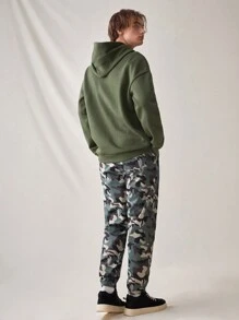 Mainfolk 男士宽松字母贴片连帽衫和迷彩印花裤套装，适合秋冬 - 軍綠色 - 查看 2