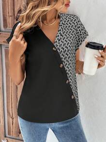 EMERY ROSE Women's Geometric Print Batwing Short Sleeve Shirt - Black - View 4