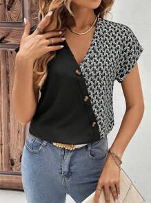 EMERY ROSE Women's Geometric Print Batwing Short Sleeve Shirt - Black - View 3