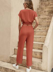 SHEIN VCAY Conjunto de dos piezas con top de manga murciélago de cuello en V de unicolor y pantalones - Rojo - Ver 2