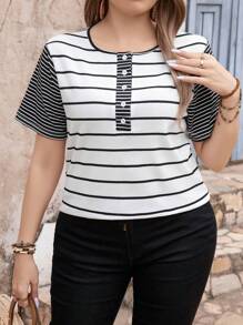 SHEIN LUNE Camiseta de manga corta de cuello redondo con rayas de contraste para mujer de talla grande, camiseta gráfica de verano