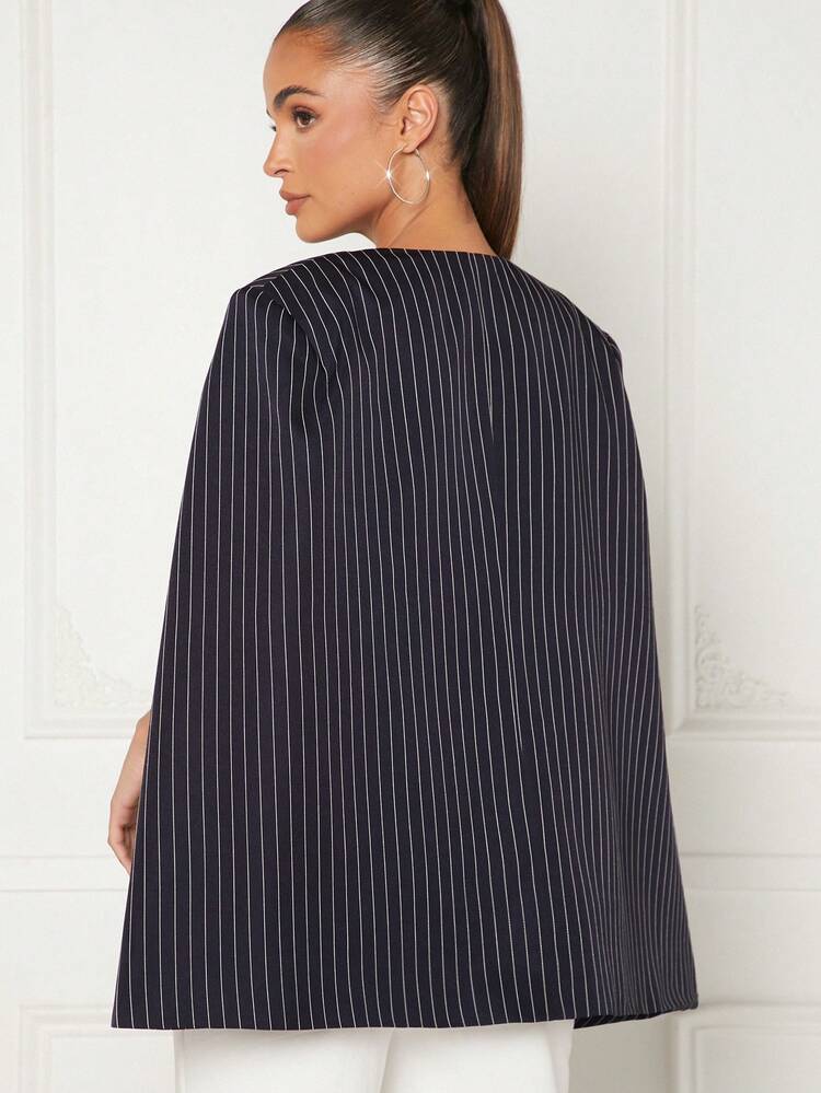 Capa Abierta Con Rayas En La Parte Delantera