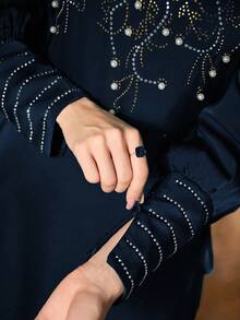 Damska, jednokolorowa, elegancka, długa sukienka arabska z okrągłym dekoltem i długim rękawem, zdobiona kryształkami, perłami i wiązaniem w talii, miękka i wygodna, odpowiednia na festiwale, na co dzień i na co dzień