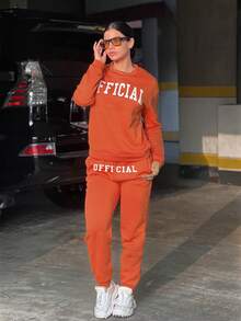 LovelyWholesale Bộ áo nỉ dài tay hở vai cổ tròn in chữ và quần dài giản dị cho nữ vào mùa thu đông - trái cam - Xem 6