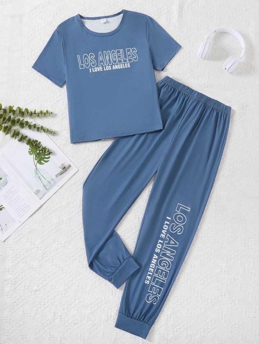 青少年男孩寬鬆版式2入組休閒居家服,特色為字母印花短袖t恤和橡筋腰帶長褲