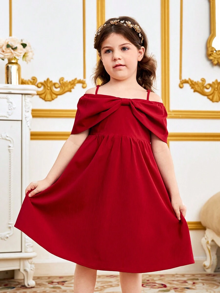 SHEIN Rochie cu lungime midi, cu umăr dezactivat, cu decor cu fundul cami, o fetiță tânără