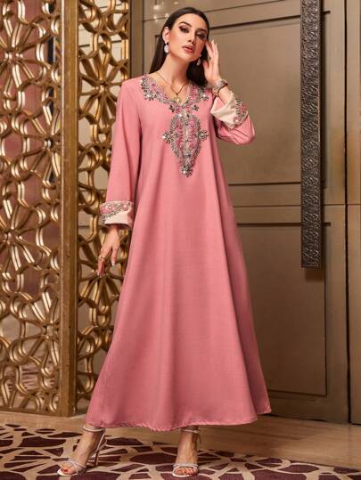 Layrah 钻石装饰刺绣贴花 V 领长袍，优雅晚会长裙，端庄