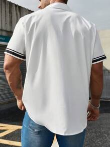 Manfinity Homme قميص مخطط لرجال كبار الحجم مع طبعات الكلاب