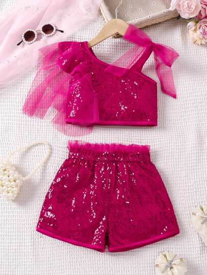 SHEIN Conjunto de 2 piezas para niña joven con top de cuello asimétrico color rosa brillante y pantalones cortos de malla