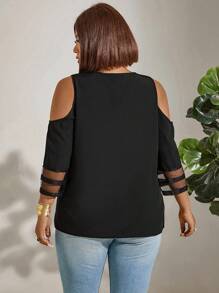 Blusa taglie forti con scollo a V, spalle scoperte e bordo ondulato